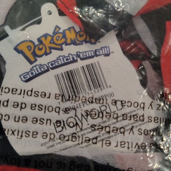 Pokémon Poké Ball Scarf - Picture 2 of 4